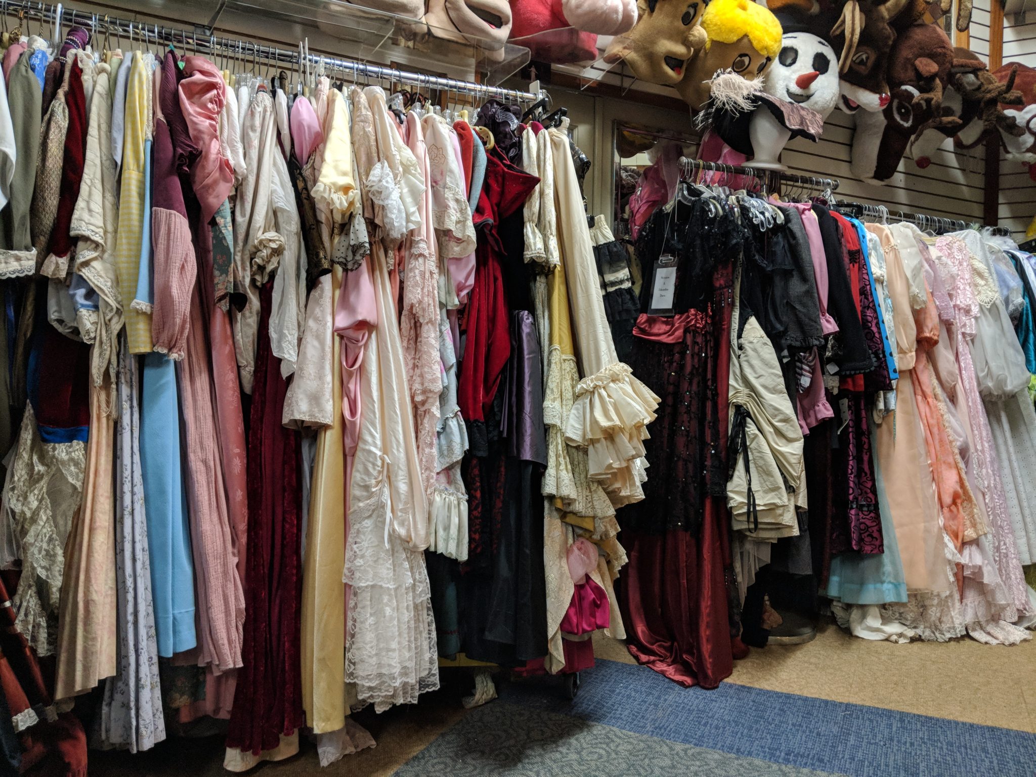 COSTUMES COSTUMES