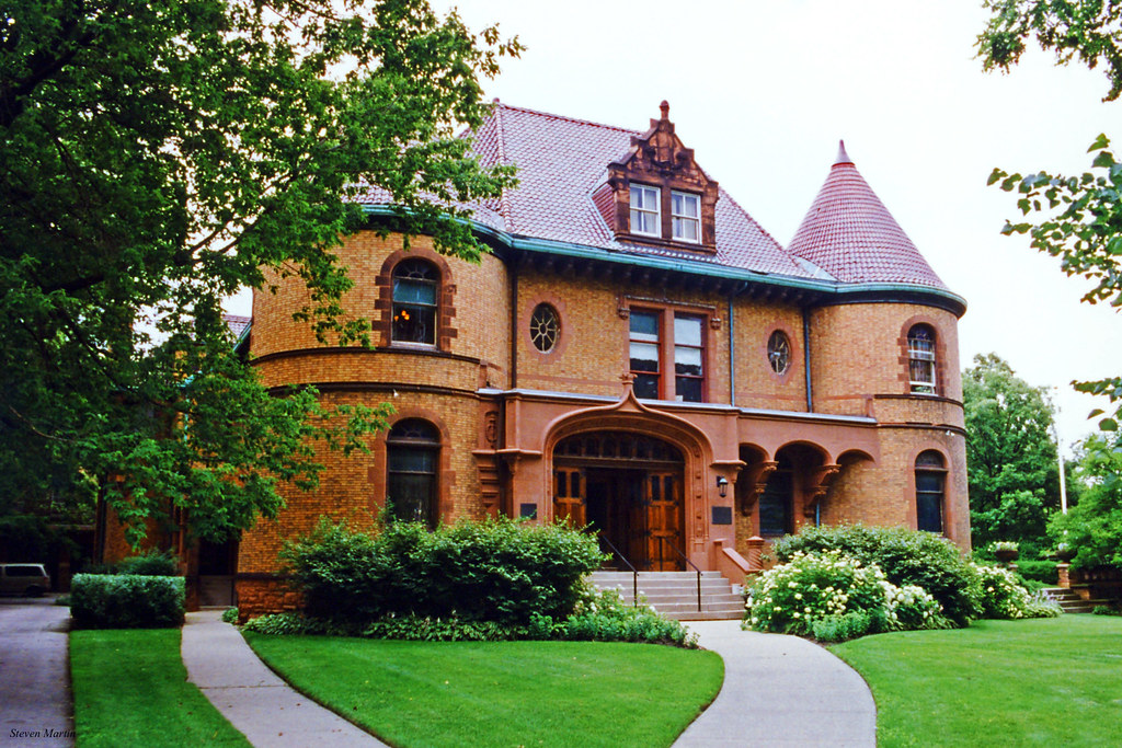 Personal property appraisal services for vintage apartments and urban residential estates in Chicago.