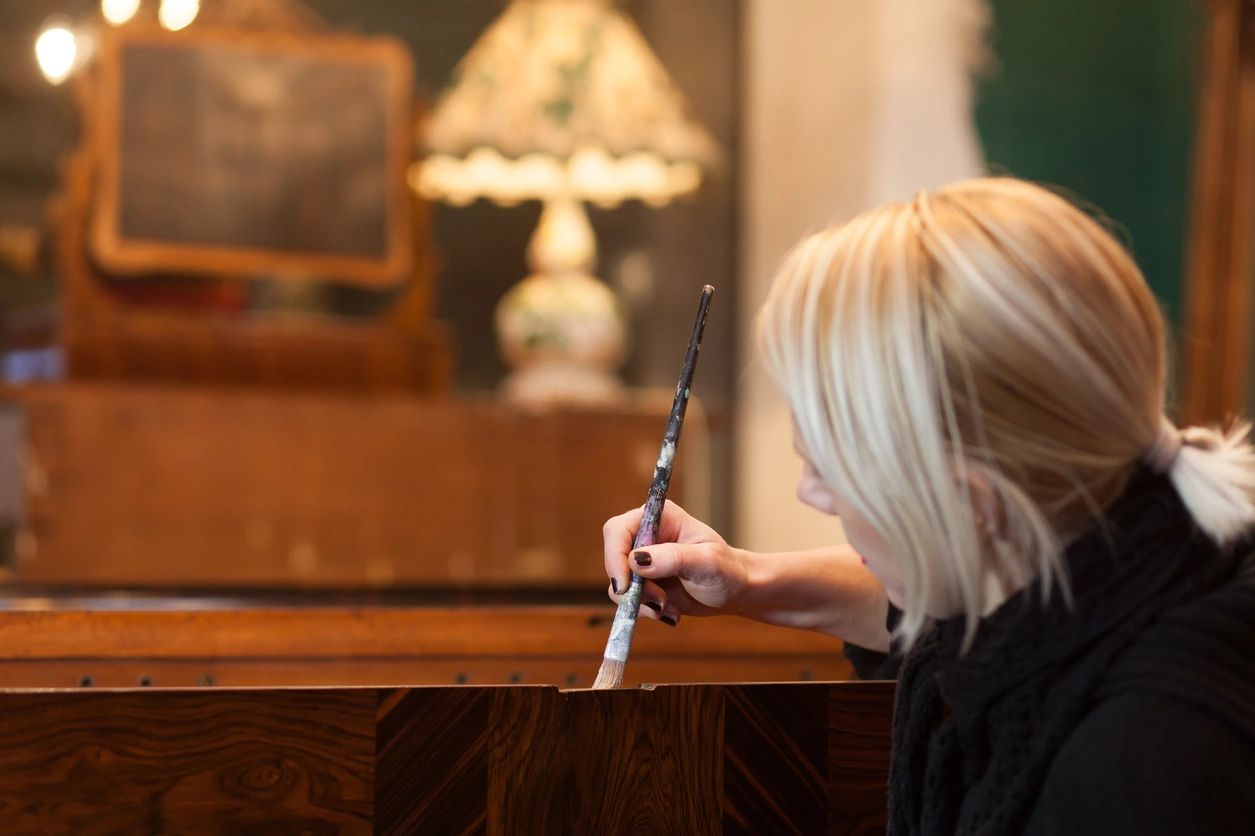 Expert antique appraisal network evaluating vintage collections, historical frames, and general estate property.